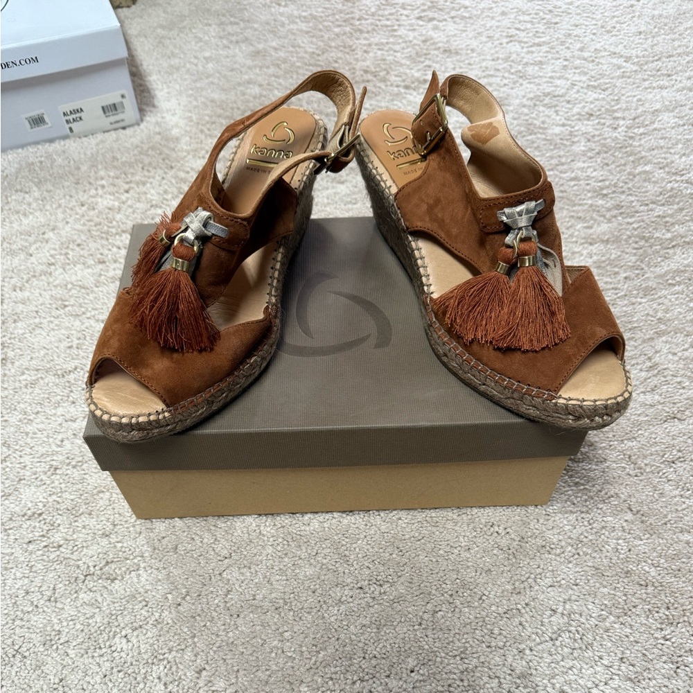 Sued and Leather Kanna Wedges
